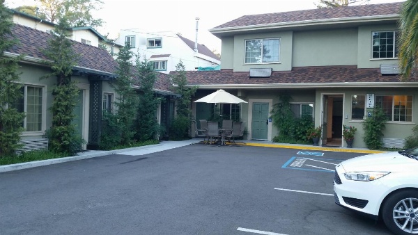 Marin Lodge image 4